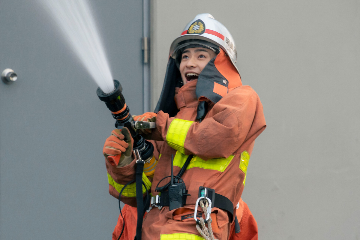 美 少年 浮所飛貴が元気いっぱいの消防士に 『モエカレはオレンジ色』新場面写真公開 - リアルサウンド