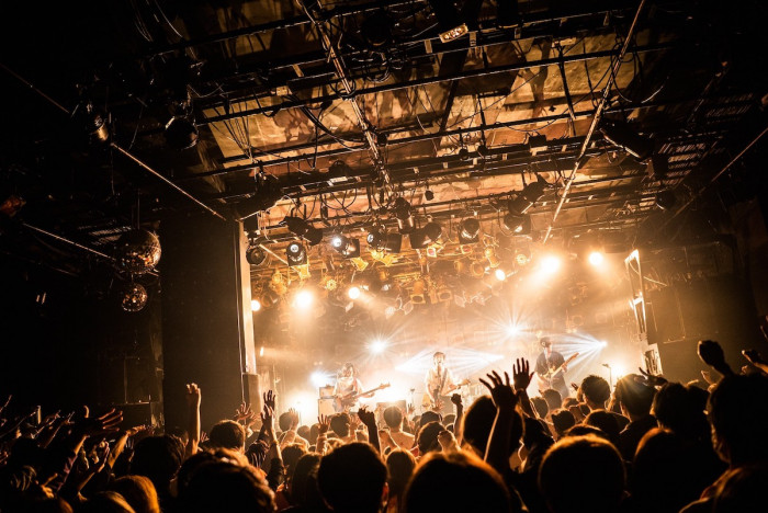 オレンジスパイニクラブ、“ライブハウス”でロックバンドが放つ輝き　ハンブレッダーズ招いた対バンツアー東京公演レポ