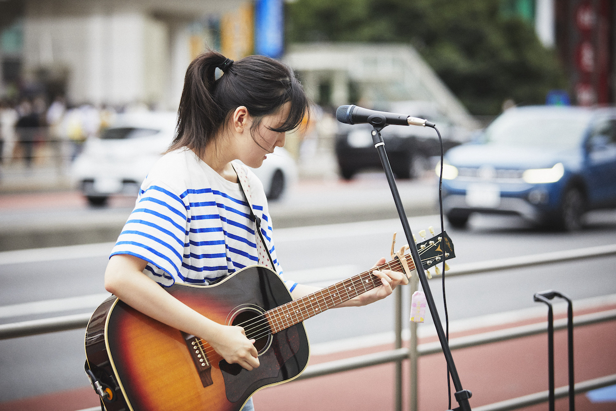 路上弾き語りシーンで話題の冨岡愛とは？