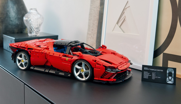 フェラーリ「デイトナ SP3」がレゴで完全再現　V12エンジンなども装備