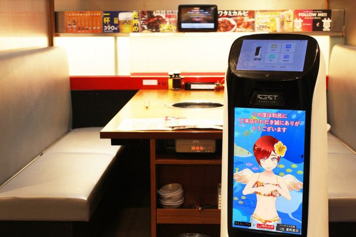 日本初「バーチャル店員」起用の配膳ロボット