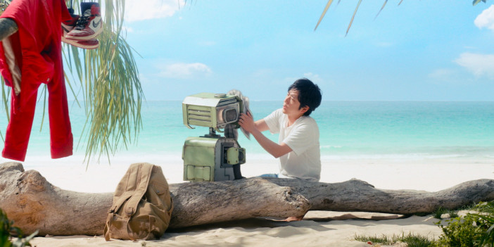 宮古島で二宮和也がタングの体を拭く『TANG タング』新場面写真　“梅雨入り”ビジュアルも
