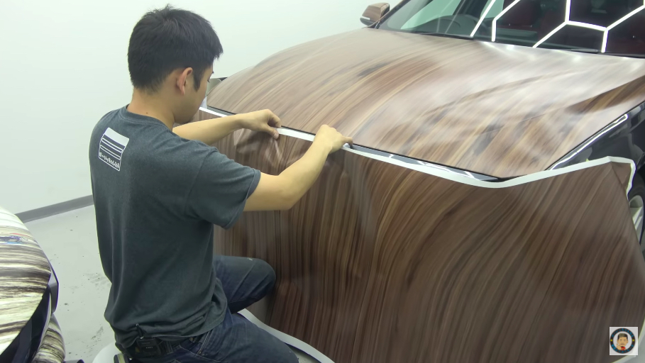 BMWをウッド調にカーラッピングの画像