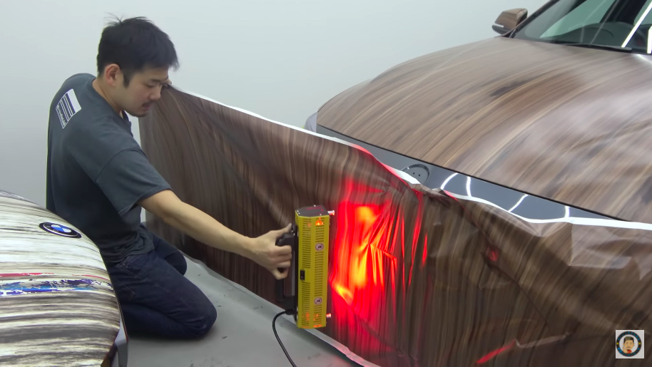 BMWをウッド調にカーラッピングの画像