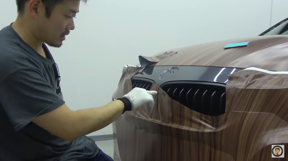 BMWをウッド調にカーラッピングの画像