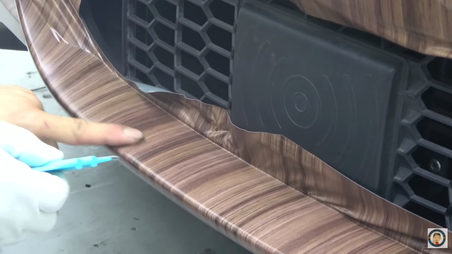 BMWをウッド調にカーラッピングの画像