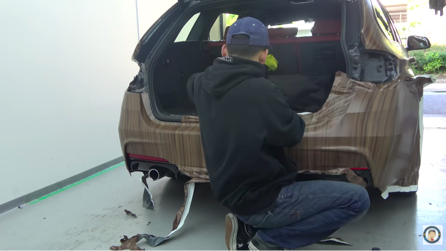BMWをウッド調にカーラッピングの画像