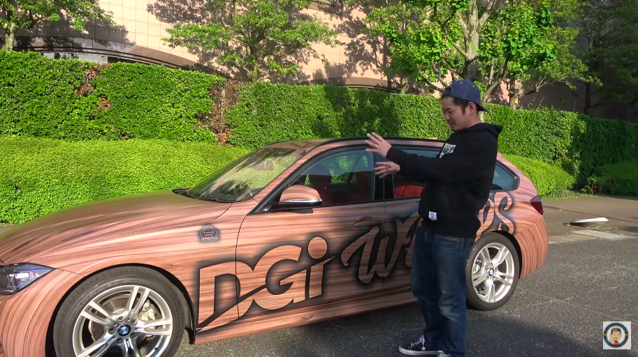 BMWをウッド調にカーラッピングの画像