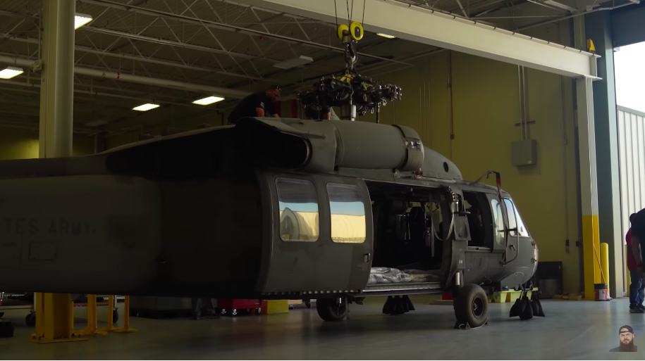 米YouTuberが軍用ヘリを購入の画像