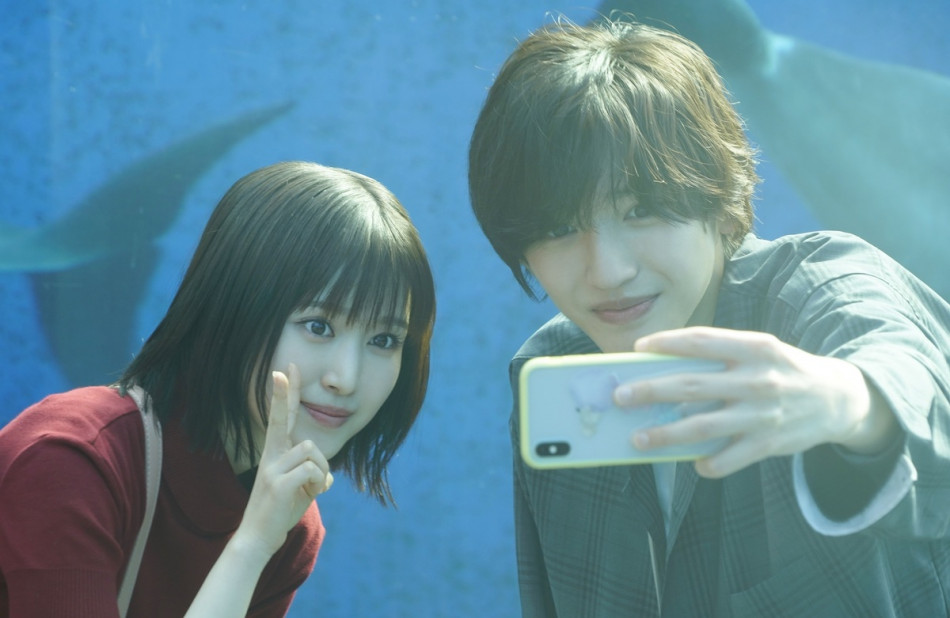 道枝駿佑＆福本莉子が自撮りするデートシーン公開 『セカコイ』三木