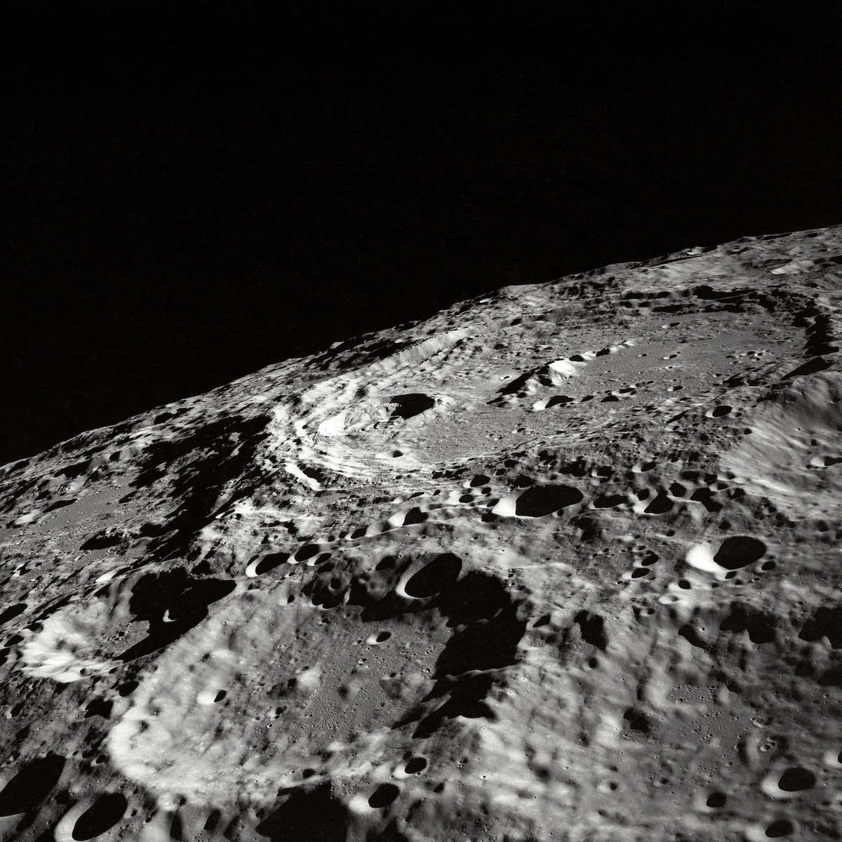 月で“身元不明のロケット”の墜落現場が発見される