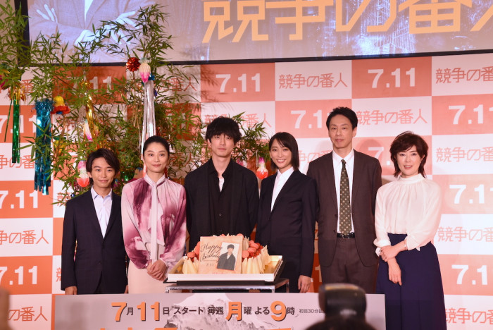 杏、寺島しのぶらが祝福　坂口健太郎、『競争の番人』制作発表での誕生日サプライズに感激