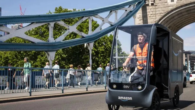 Amazon、配達に電気で動く「ミニトラック」を採用　欧米企業も続々導入を開始　