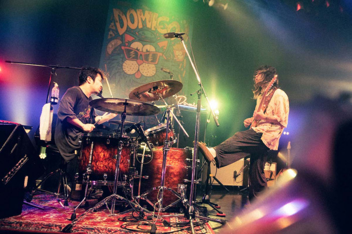 ドミコ、ストイックな演奏が生む高い熱量　ライブバンドの真骨頂を見せたツアーセミファイナル東京公演