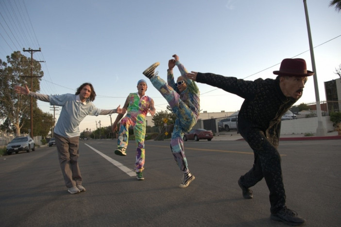 Red Hot Chili Peppers、今年2枚目となるアルバム『Return of the Dream Canteen』リリース　“白昼夢のような”ジャケ写も