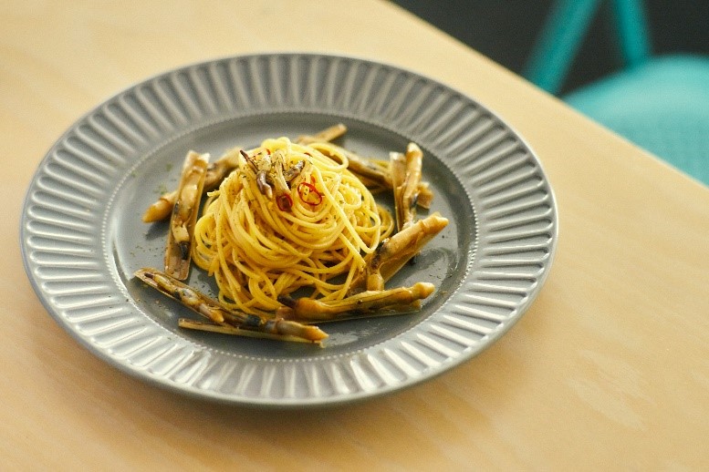 ザリガニの味噌汁、どんぐりチョコ、雑草茶……野食系YouTuberホモサピ、初めてのエッセイが話題の画像