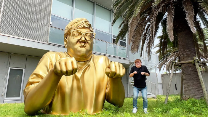 はじめしゃちょーの3億円豪邸に“巨大黄金ヒカキン像”が出現　デカすぎるオブジェは新たな動画映えスポットに？