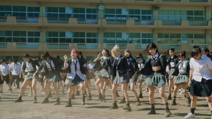 AKB48、突如途絶えた“夏曲”シングルの歴史　「根も葉もRumor」MVなどに見る、グループの新たな表現