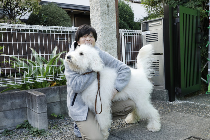 田中圭と戯れるメイキング写真も　『ハウ』犬童一心監督も絶賛の俳優犬ベックの魅力
