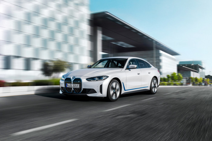 BMWが最安値EV「i4 eDrive35」を発表　