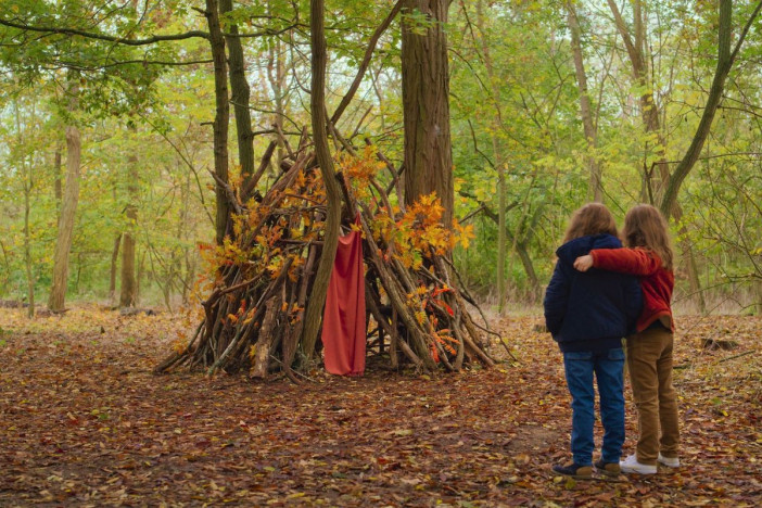 喪失感を抱える娘と母が時空を越えて出会う　『秘密の森の、その向こう』新場面写真