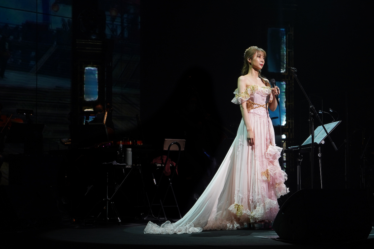 サラ・オレイン、10周年を記念したステージで名カバー披露　歌とバイオリンに乗せて届けられた安らかな時間の画像2-1