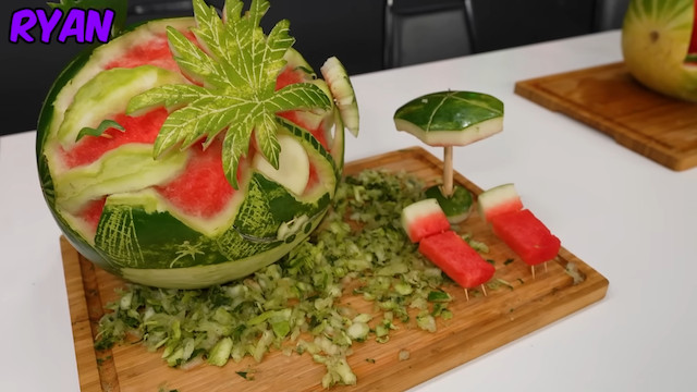 スイカを使った海外YouTuberの斬新な企画の画像