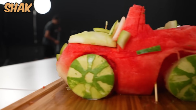 スイカを使った海外YouTuberの斬新な企画の画像