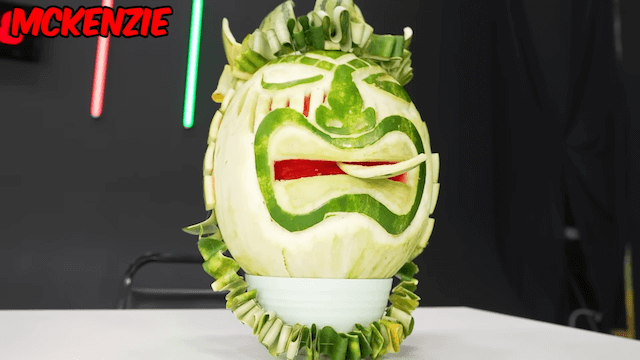 スイカを使った海外YouTuberの斬新な企画の画像