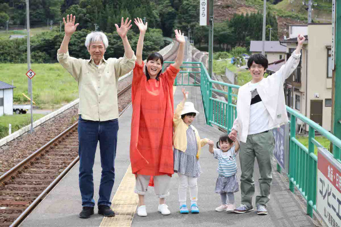 上野樹里、風間俊介、時任三郎らが大集合　『監察医 朝顔』一家5人の家族写真公開