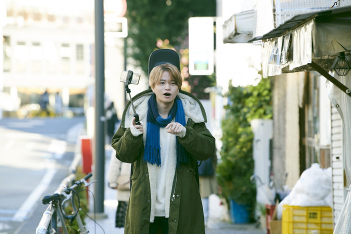 菊池風磨がライブ配信をしながら歩く　前田敦子主演『もっと超越した所へ。』新場面写真