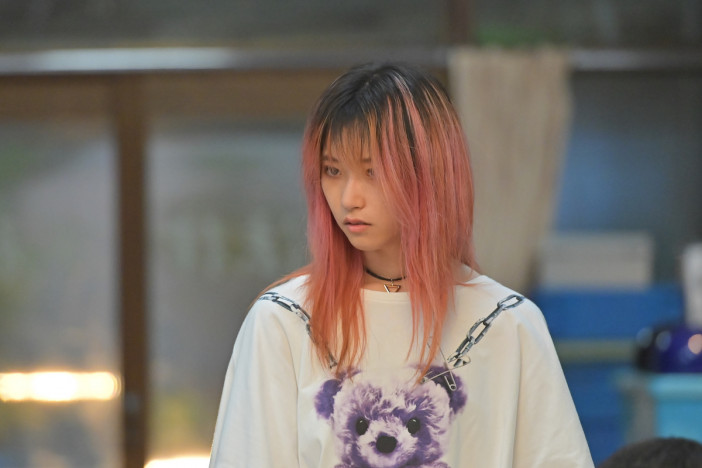 『石子と羽男』でドラマデビュー！　ピンク髪で家出少女ひな役を演じる片岡凜に注目