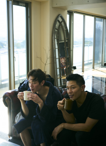 鈴木亮平と宮沢氷魚がコーヒーを片手に微笑む　『エゴイスト』場面写真＆特報映像公開
