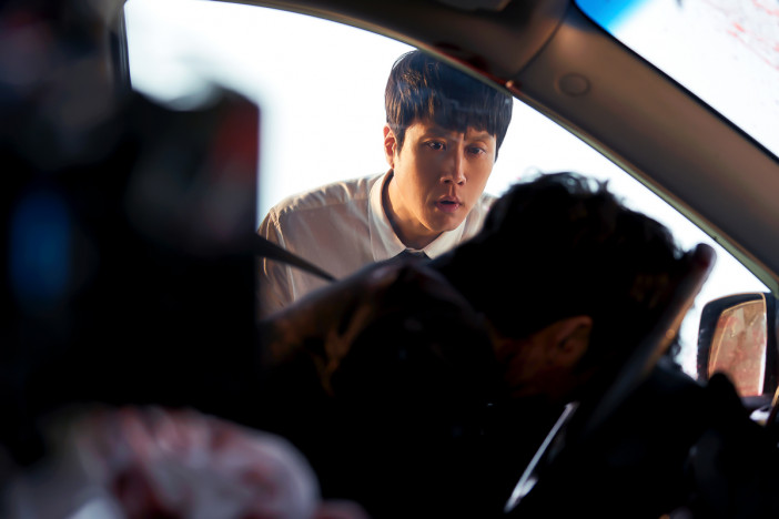 チョン・ウの頬を使った表情の演技に釘付け　韓国ドラマ『模範家族』が誘う“危険な世界”