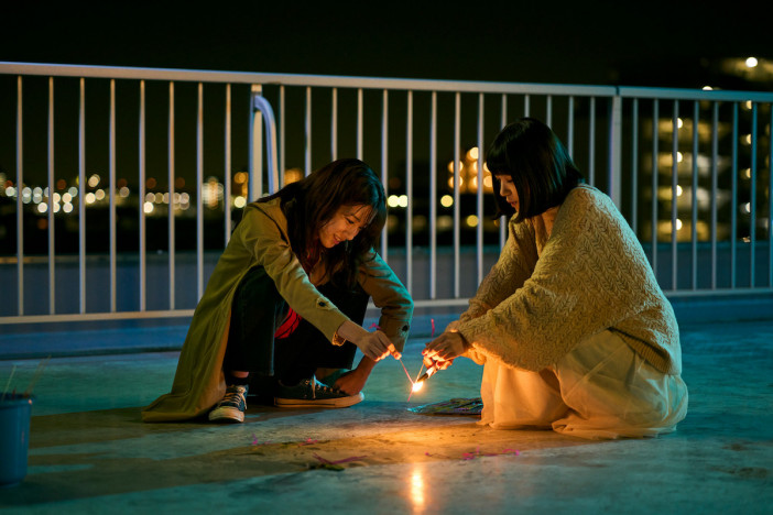 永野芽郁と奈緒が2人だけで線香花火をする　『マイ・ブロークン・マリコ』場面写真公開