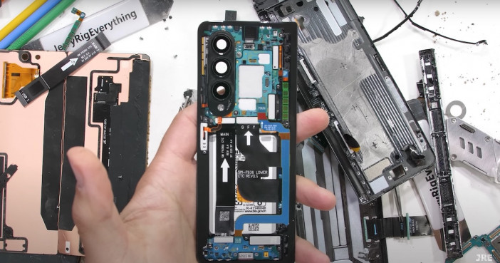 折りたたみスマホを解体すると？　YouTuberが『Galaxy Z Fold4』の耐久性を調査