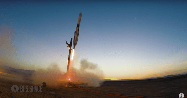 イーロン・マスク似YouTuberがロケットを完成の画像