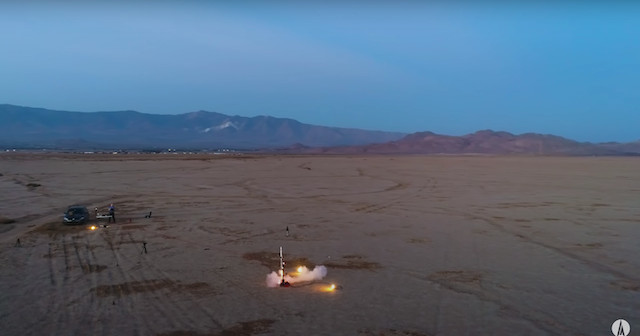 イーロン・マスク似YouTuberがロケットを完成の画像