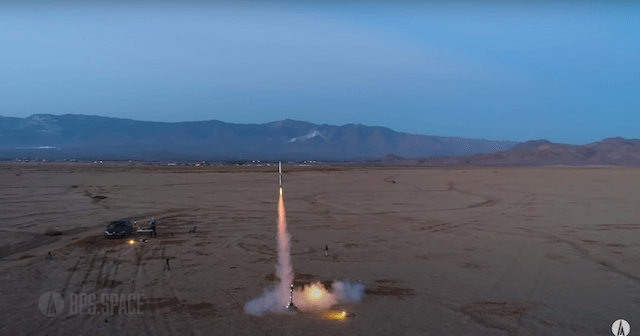 イーロン・マスク似YouTuberがロケットを完成の画像