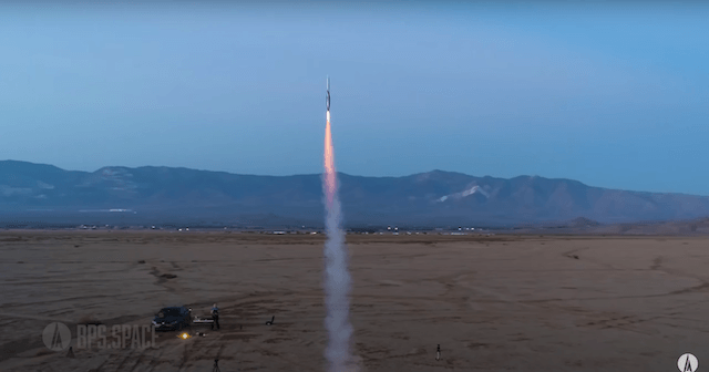 イーロン・マスク似YouTuberがロケットを完成の画像