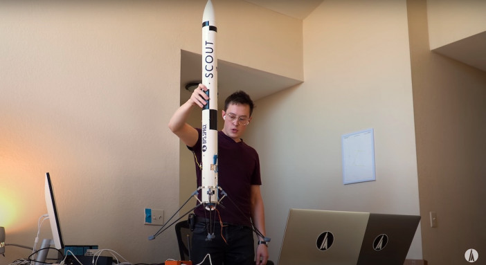 イーロン・マスクそっくりのYouTuberが7年かけてロケットを完成させる