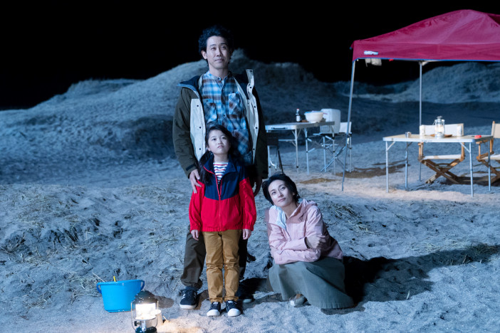 大泉洋、柴咲コウらが月を見上げる姿も　『月の満ち欠け』場面写真一挙公開