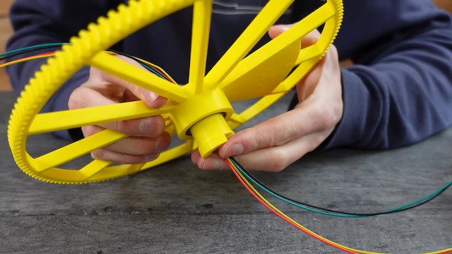 レーザーで草を刈る自動機械の画像