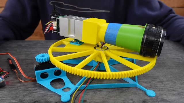 レーザーで草を刈る自動機械の画像