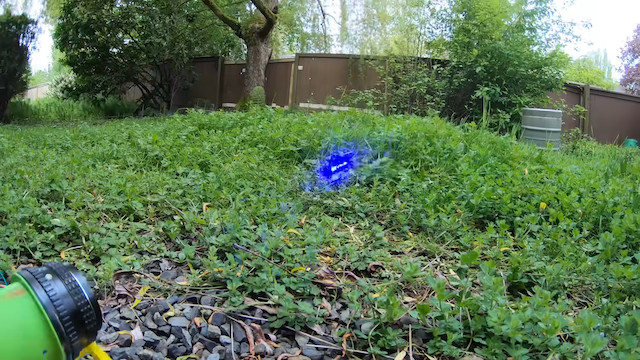 レーザーで草を刈る自動機械の画像