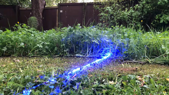 レーザーで草を刈る自動機械の画像