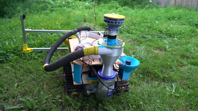 レーザーで草を刈る自動機械の画像