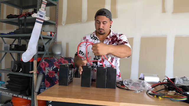 木材やゴミ箱からテスラを作る男の画像