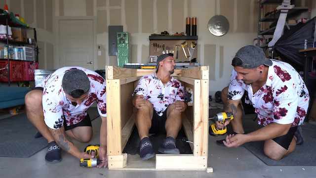 木材やゴミ箱からテスラを作る男の画像