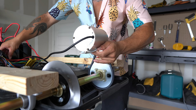 木材やゴミ箱からテスラを作る男の画像